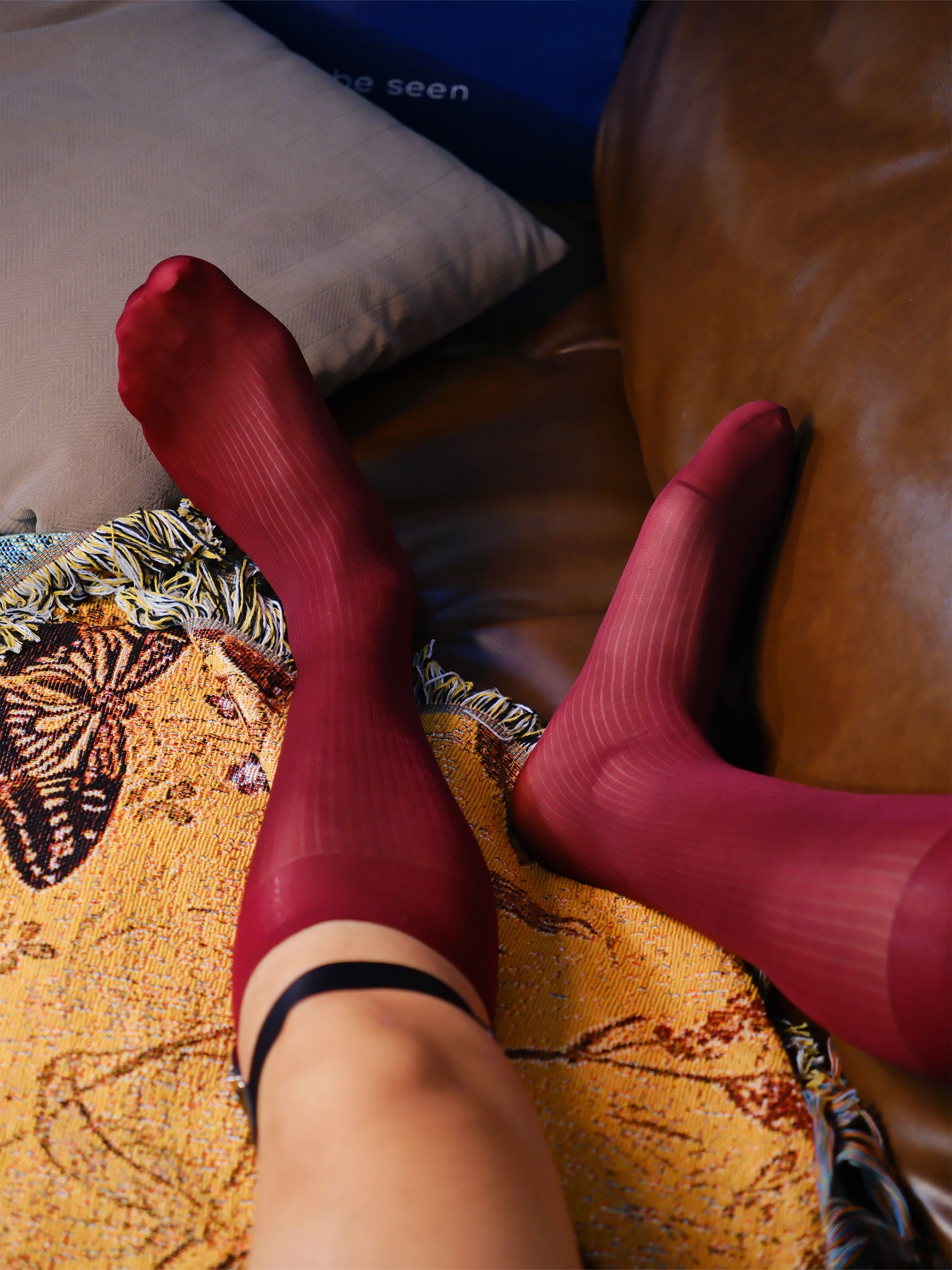 Narrow-Stripe Sheer Men’s Socks – Bold Pattern with Silky Breathable Fit